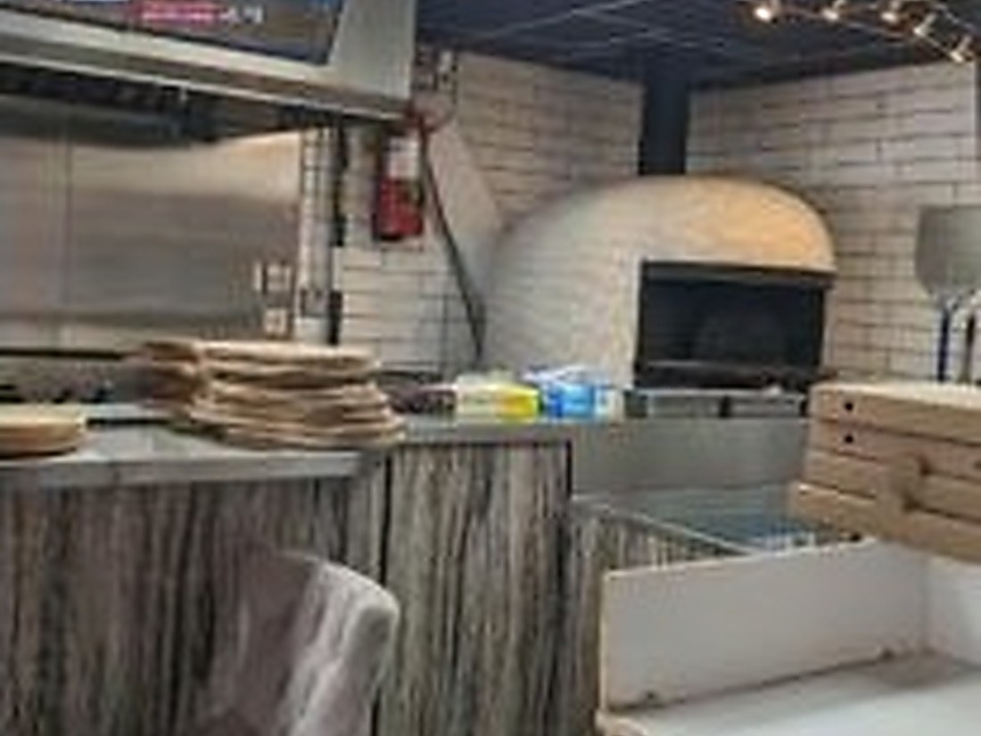 Le four à bois en dôme, dans la cuisine du Bistro Habibi