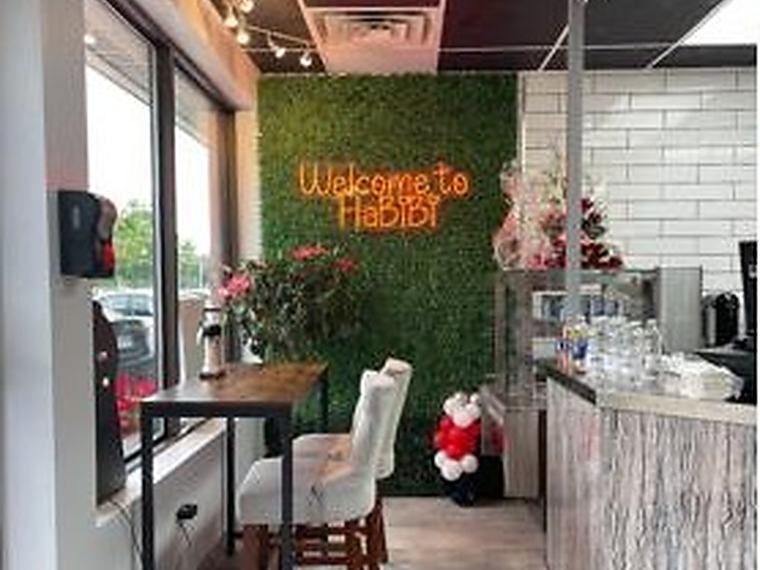 La salle du Bistro Habibi et son mur végétal