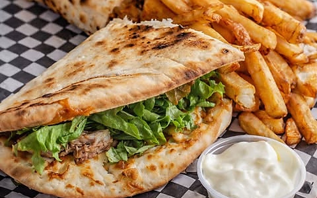 Makloub servi avec des frites maison