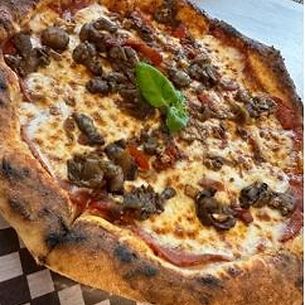Pizza garnie sortie du four