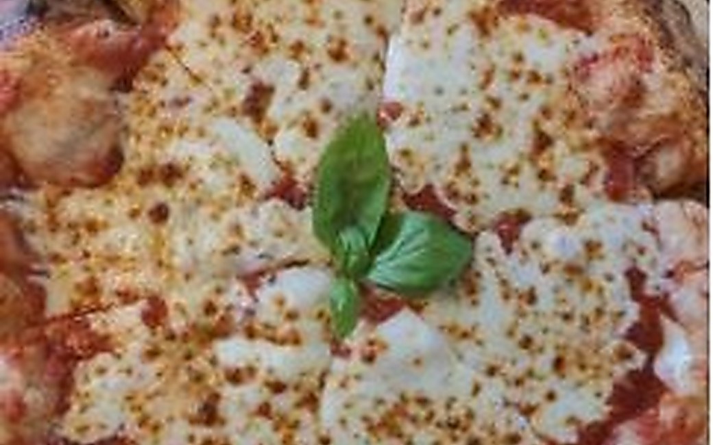 Pizza margherita sortie du four à bois