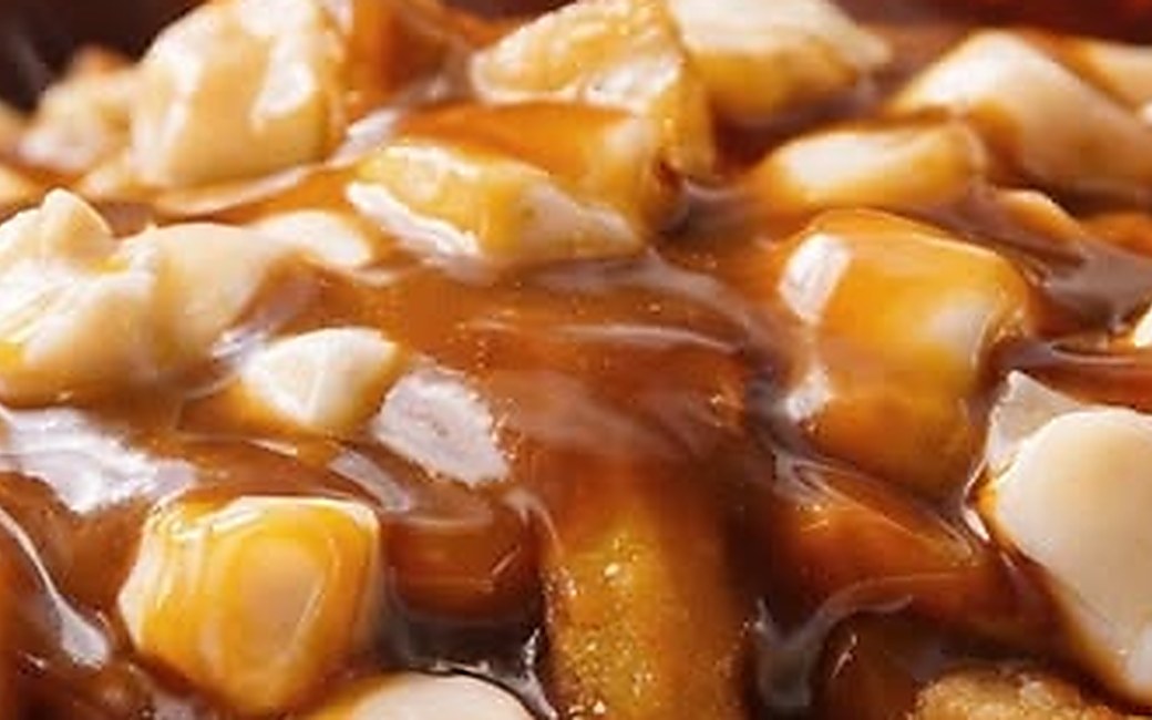 Poutine du Bistro Habibi, frites maison, fromage et sauce brune