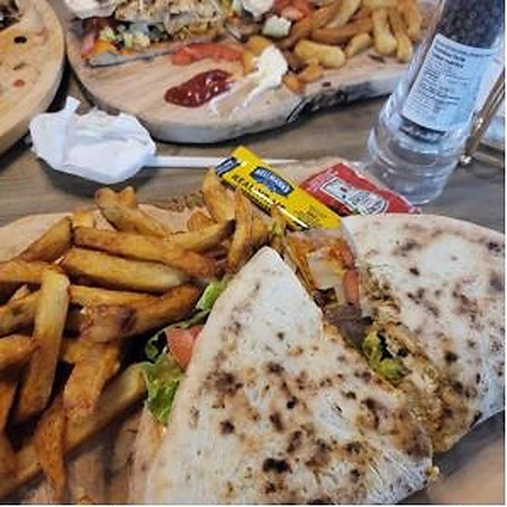 Panuozzo et frites servis sur la table au Bistro Habibi